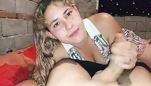 Kocamın sikini emiyor ve mutlu uyumak için sütünü alıyorum