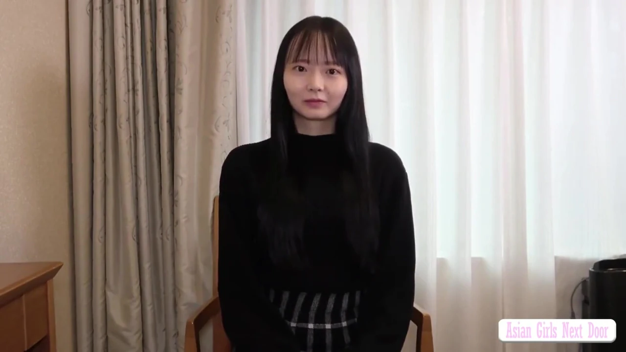 Fragile yet Radiant Beauty with Idol Level Looks Shows Her Charm in a Rare First Private Appearance