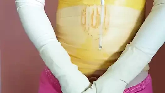 Lastik adam renkli lastik gösterileri ve lastik penis masturbasyon yapıyor