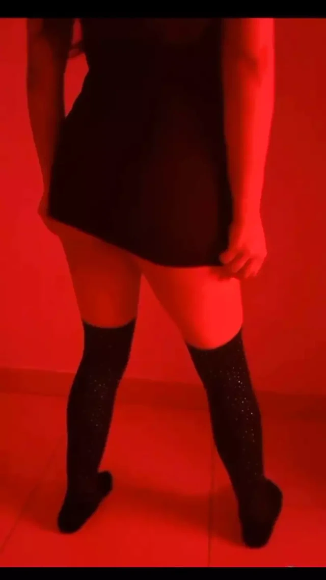 Seksi genç latin kız şehvetli bir şekilde dans ediyor ve kendine dokunuyor