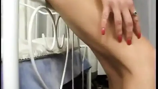 Kız amına ve götüne yarak sokuyor