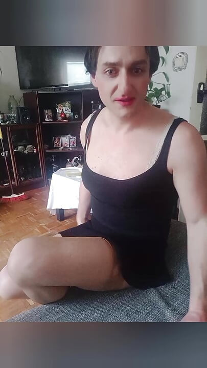Kadın kılıklı kadın Barbara White vibratörle sakso çekiyor