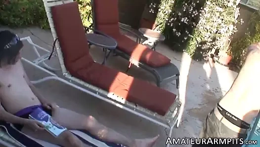 Sıska genç alır emdi kapalı tarafından kıllı koltukaltı sporcu açık havada