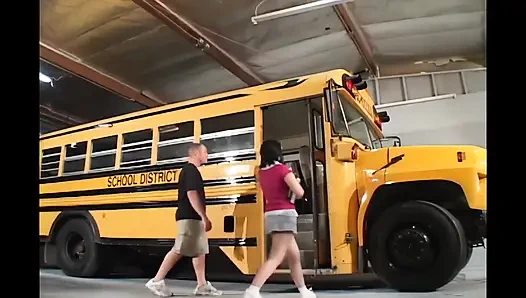 Genç bir Sasha Knox onu otobüse yakın götten sert sikiyor