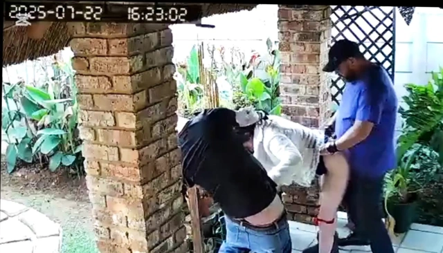 Aldatılan patron mastürbasyon yaptığı sürtük karısını sikmemi istedi