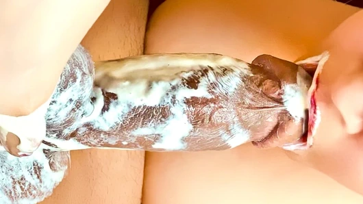 Aniden ağzıma boşalıyor ve boğazıma büyük yarak boşalmasıyla neredeyse beni boğuyor