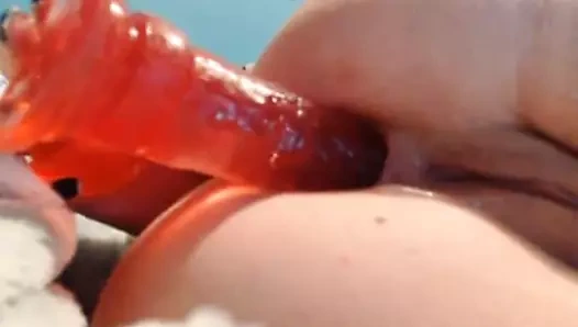 Kız ilk kez büyük bir oyuncakla poposunu alıyor