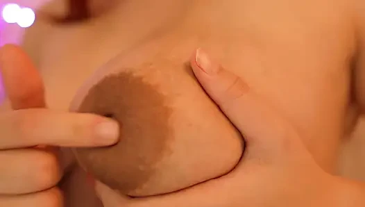 Yakın çekim büyük latin memeler ve dildo amcık oyuncağıyla sikişiyor ve sonra orgazm oluyor