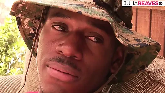 Büyük bir yarak ve siyah harika bir adamla sikişiyor