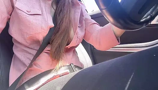 İtalyan büyük memeli orta yaşlı seksi kadın Artemisia göğüslerini teşhir ederken ateşli araba yolculuğuna bayılıyor