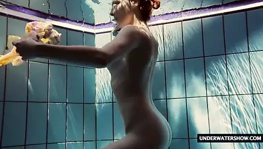 Sıcak büyük titted genç lera swim içinde the havuz