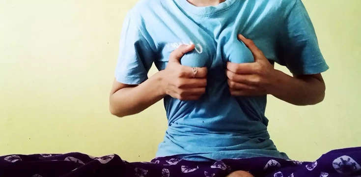 Hintli kız göğüslerini göstermek için evde yalnız