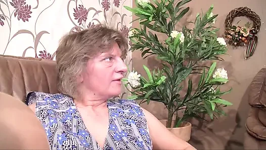 Пирсингованная милфа нуждается в специальном трахе