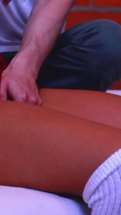 Yaşlı komşu ailesi şehir dışındayken odasındaki komşusunu baştan çıkarıyor | Klip 1
