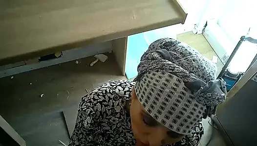 Müslüman kadın yarak emmeyi deniyor ve iyi bir iş çıkarıyor