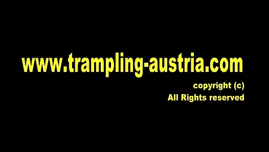 Lea, bob'u kırmızı topuklu ayakkabılarla ezdi