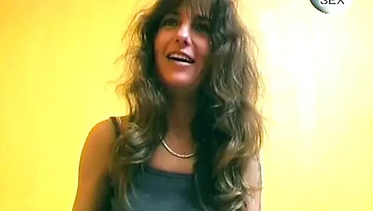 Dövmeli Alman evli kadın mastürbasyona ve yarak emmeye bayılıyor