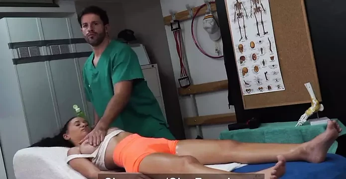 Edepsiz masör beni büyük götüme yağlatıyor ve ıslak yağlı amcığımı sikiyor