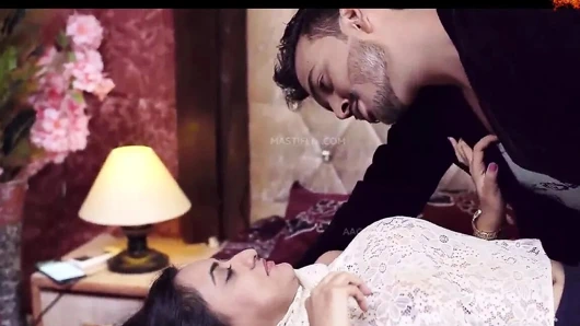 Hintli oğlan 2 kızla eğleniyor