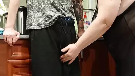 Evde yalnızken, kayınvalide yarağımı emiyor ve sıvazlıyor