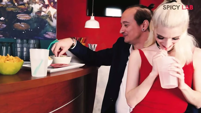 Çift eş değiştiriyor 1, eş değiştirme kulübünde ilk kez. Mary Rider, Mia Casanova, Capitano Eric ve Ryan X ile birlikte