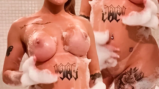 Tanga bikinimi köpüklü göbeğe koyup, koca kıçımı şehvetlendiriyorum