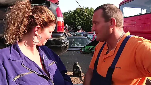 ARABA HURDALıĞıNDA HARIKA SIKIŞIYOR MÜŞTERILER VE PERSONEL DAHIL