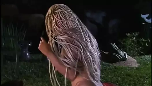 Dik büyük çük beyaz adam dışarıda düzgün vücutlu abanoz tanrıça çarpar