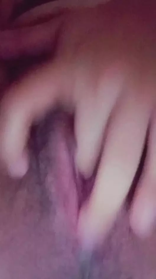 Seksi kız amıyla oynuyor. Odasında tek başına