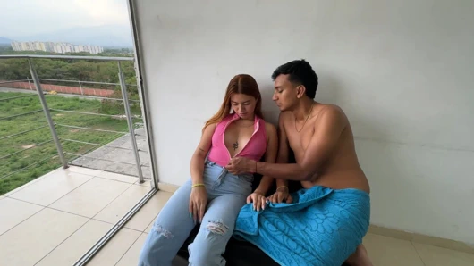 Büyük götlü latin üvey kız kardeşimin erkek arkadaşının yanında kaldığını görüyorum ve bu fırsatı dar götünde zengin ve büyük penisimle teselli etme fırsatını değerlendiriyorum.