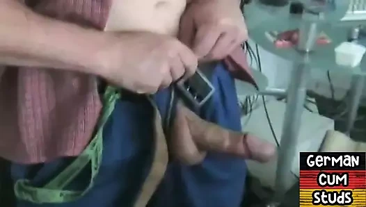 Amatör Alman adam boşalana kadar üçlü grup seks yapıyor