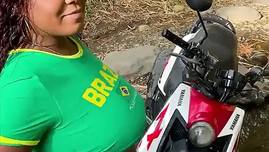 Yabancıya yardım ediyorum ve benimle seks yapmak için ormana gitmek istedi ve neredeyse yakalanıyordum