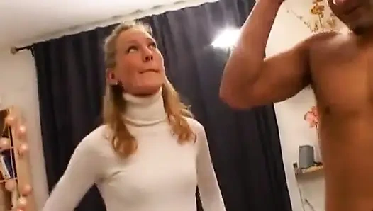 Seksi Fransız sarışın götünü yalıyor ve emiyor