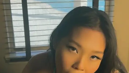 Seksi Asyalı kız 31 çekiyor ve sakso çekiyor büyük boşalma