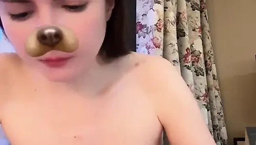 Rus Mukbang: Çıplak Kız, Kirli Rusça Sohbetler Yaparken Ve Hayal Kurarken Mantı Yiyor