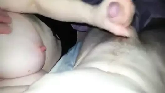 Handjob biter ile bir boşalmak yük üzerinde ona büyük göğüsler