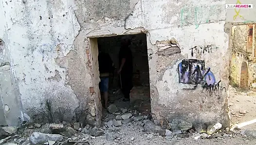 Çift terk edilmiş bir avluda sikişiyor