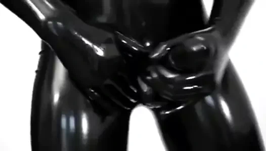 Dar, parlak lateks pantolonumu ve eldivenlerimi giyiyorum