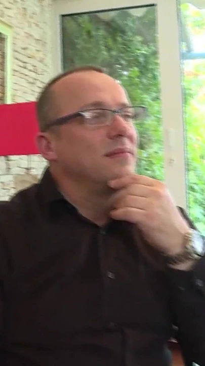 Обязательный для обмена момент из "Индийскую жену поделили с боссом, чтобы получить повышение в офисе"