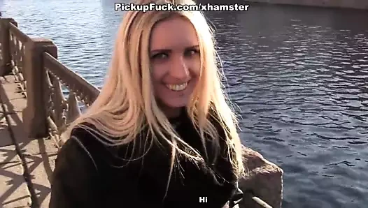 Sıcak pick up kız, şimdiye kadarki en çılgın üçlü sahneyi başlatıyor