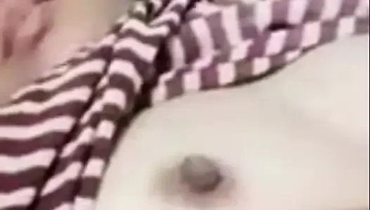 Üvey kız sanjay inleyerek mastürbasyon yapıyor