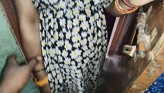 Mahalledeki baldız odama geliyor ve penisimi emiyor ve sperm ağzına çıkıyor