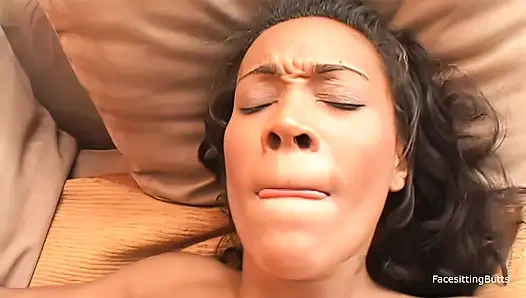 Büyük memeli Jordin Skye'ın güzelliği dikkat çekici posteriorunu büyük, koyu bir penise doğru sarkıyor.