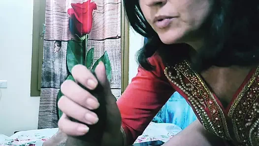 Sürtük orta yaşlı seksi kadın üvey oğlunun yarağıyla çalışıyor gerçekten harika.