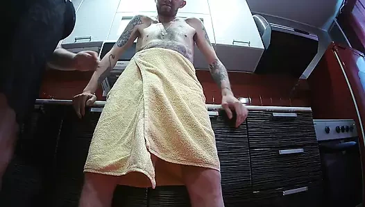 Ereksiyonumu görünce üvey annem mastürbasyon yapmaya ve boşalana kadar yarağımı emmeye başladı