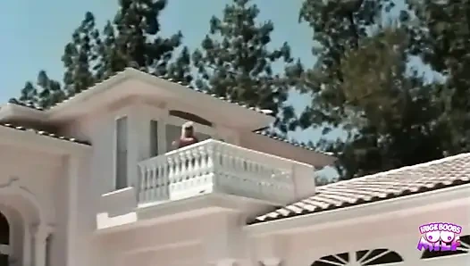 İki arkadaş eş değiştiriyor ve sert bir açık havada sikişiyor