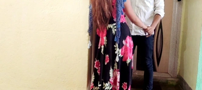 Erkek arkadaş köydeki kız arkadaşını odada yalnız arayarak bırakıyor