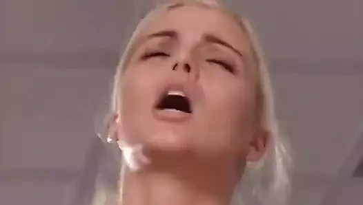 Araba bayiinde sevimli sarışın seks (ci)