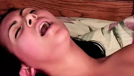 Esmer ve sarışın lezbiyen çift var samimi seks oturum kullanma yapay penis ve oyuncak