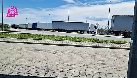 Otoban otoparkında bir yabancının beni sikmesine izin verdim